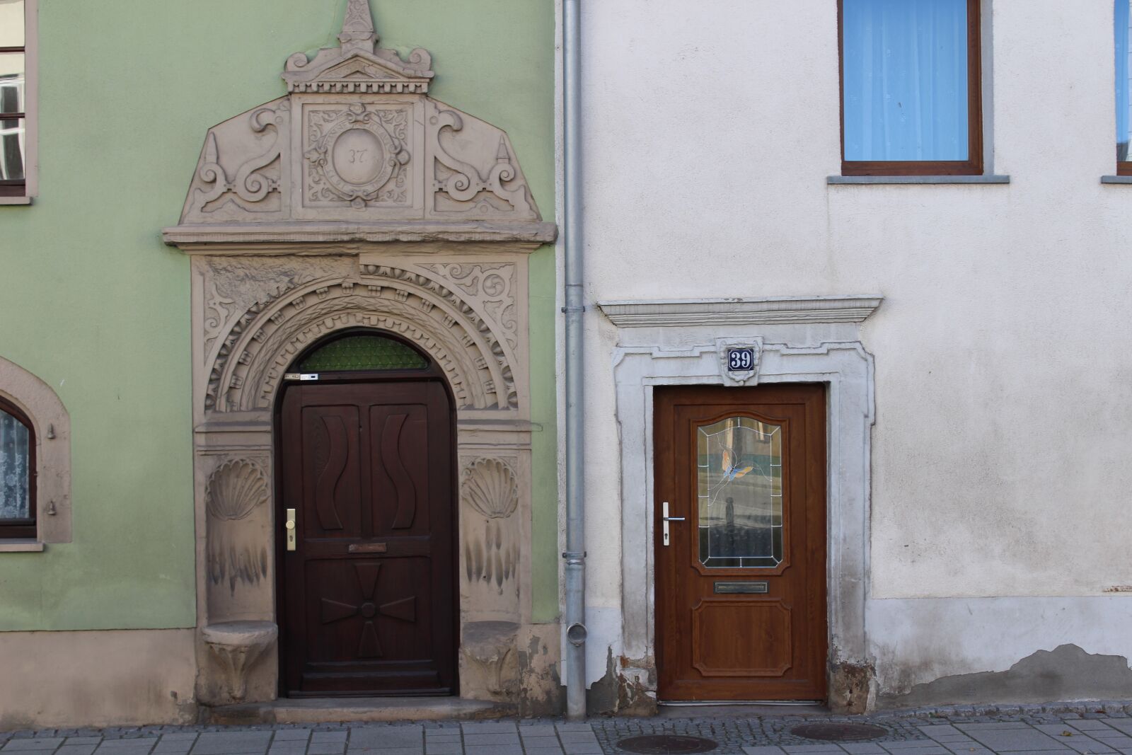 Canon EOS 1300D (EOS Rebel T6 / EOS Kiss X80) sample photo. Building, door, large photography