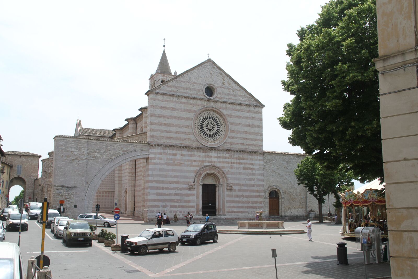 Canon EOS 7D sample photo. Assisi, piazza, church photography