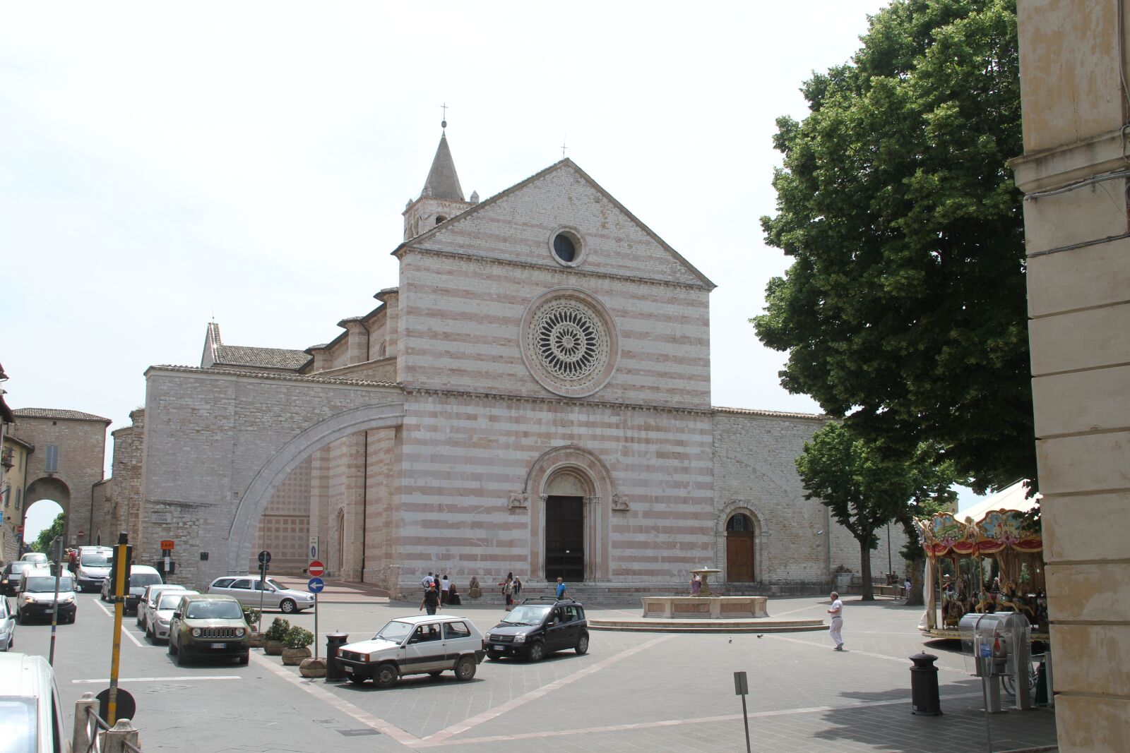 Canon EOS 7D + Canon EF-S 18-135mm F3.5-5.6 IS sample photo. Assisi, piazza, church photography