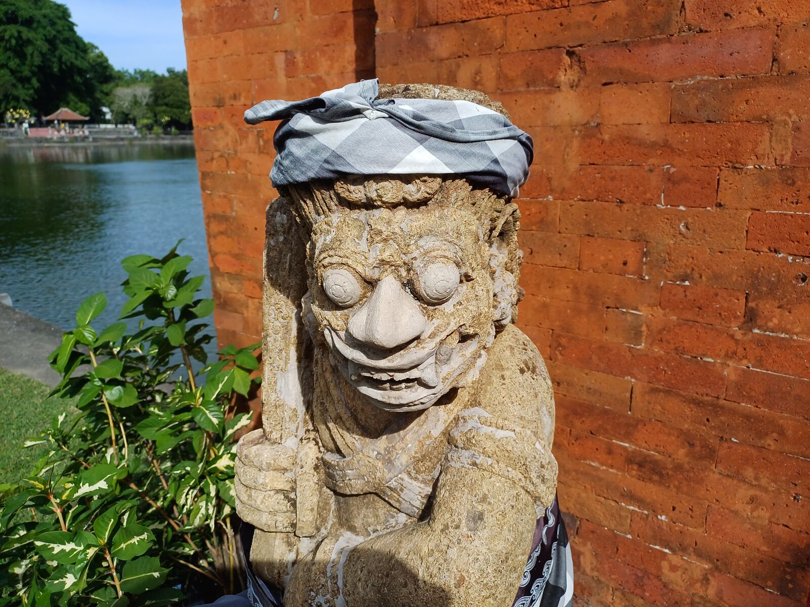Samsung Galaxy A34 5G sample photo. Patung pejaga pintu gerbang photography