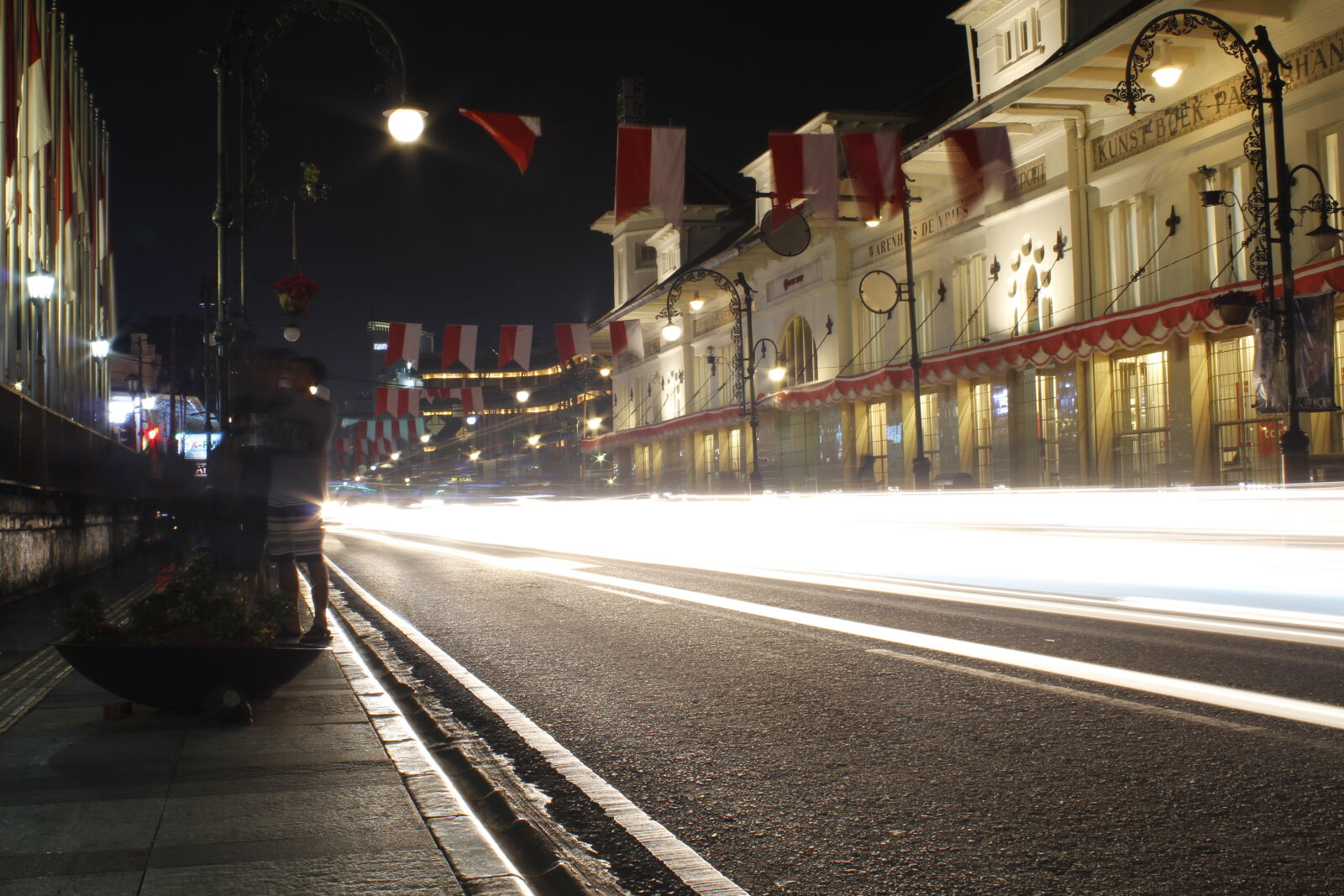 Canon EOS 1300D (EOS Rebel T6 / EOS Kiss X80) sample photo. Car, lights, historic, building photography