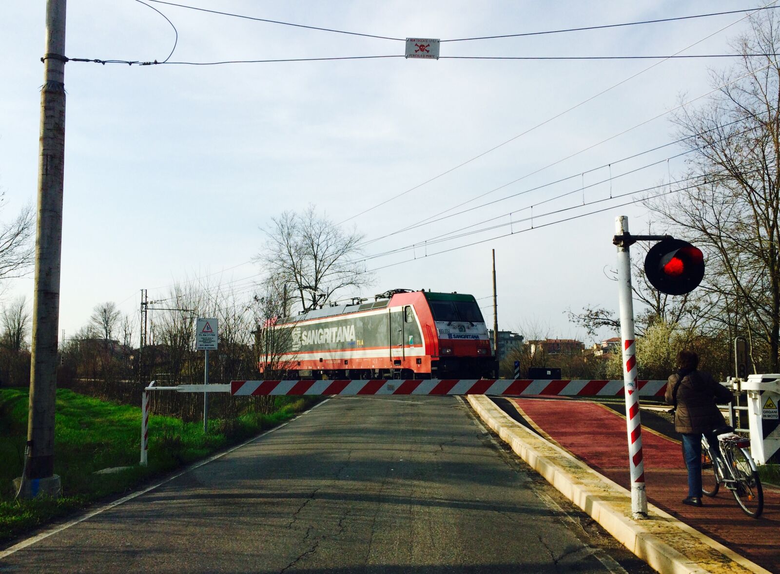 iPhone 5s back camera 4.15mm f/2.2 sample photo. Country, crossing, road, train photography