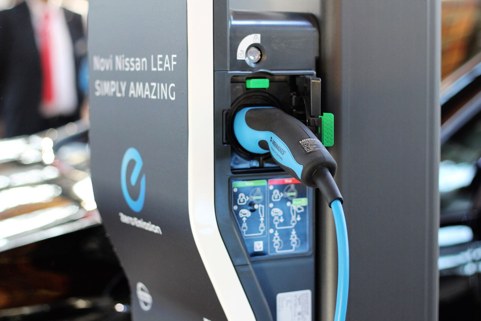 Canon EOS 600D (Rebel EOS T3i / EOS Kiss X5) + Canon EF 50mm F1.8 II sample photo. Charging station, nissan leaf photography