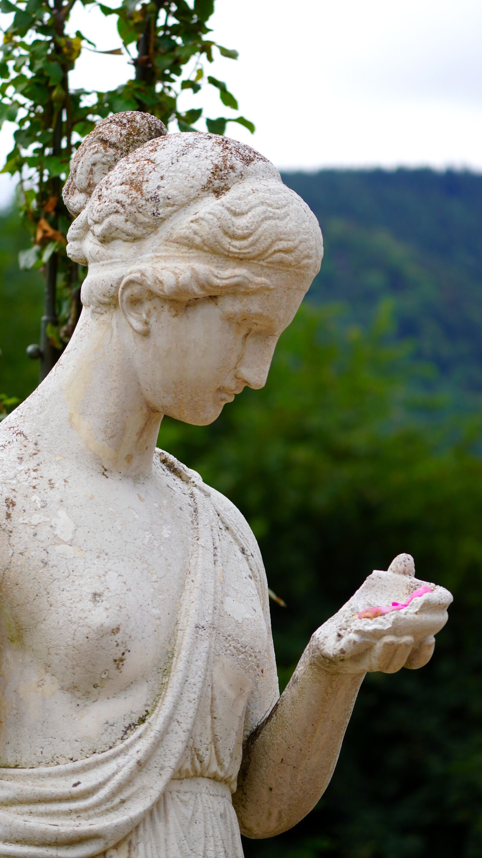 Sony E 70-350mm F4.5-6.3 G OSS sample photo. Statue, sculpture, girl photography