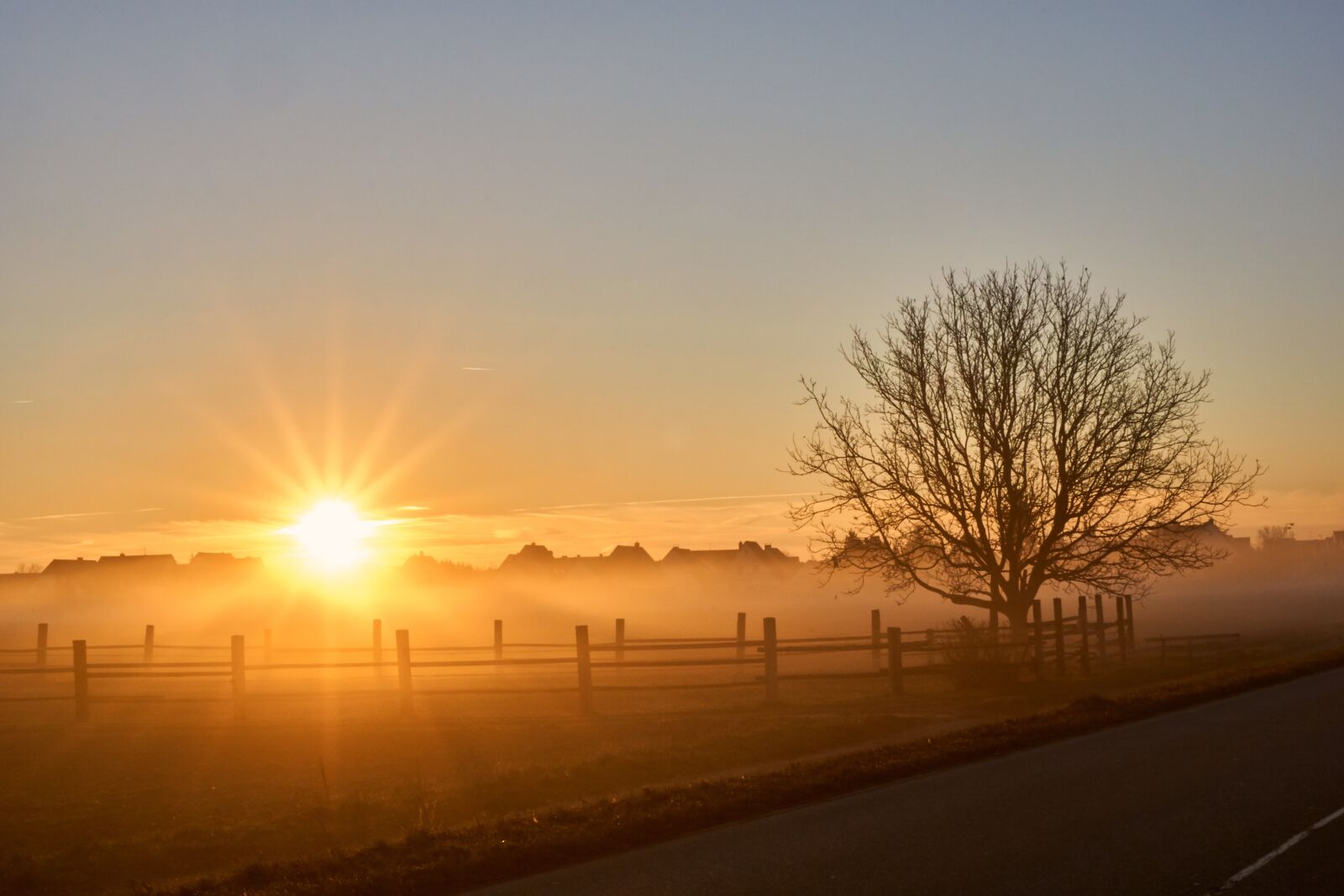 Sony a6000 + Sony E PZ 16-50 mm F3.5-5.6 OSS (SELP1650) sample photo. Sunrise, fog, autumn photography