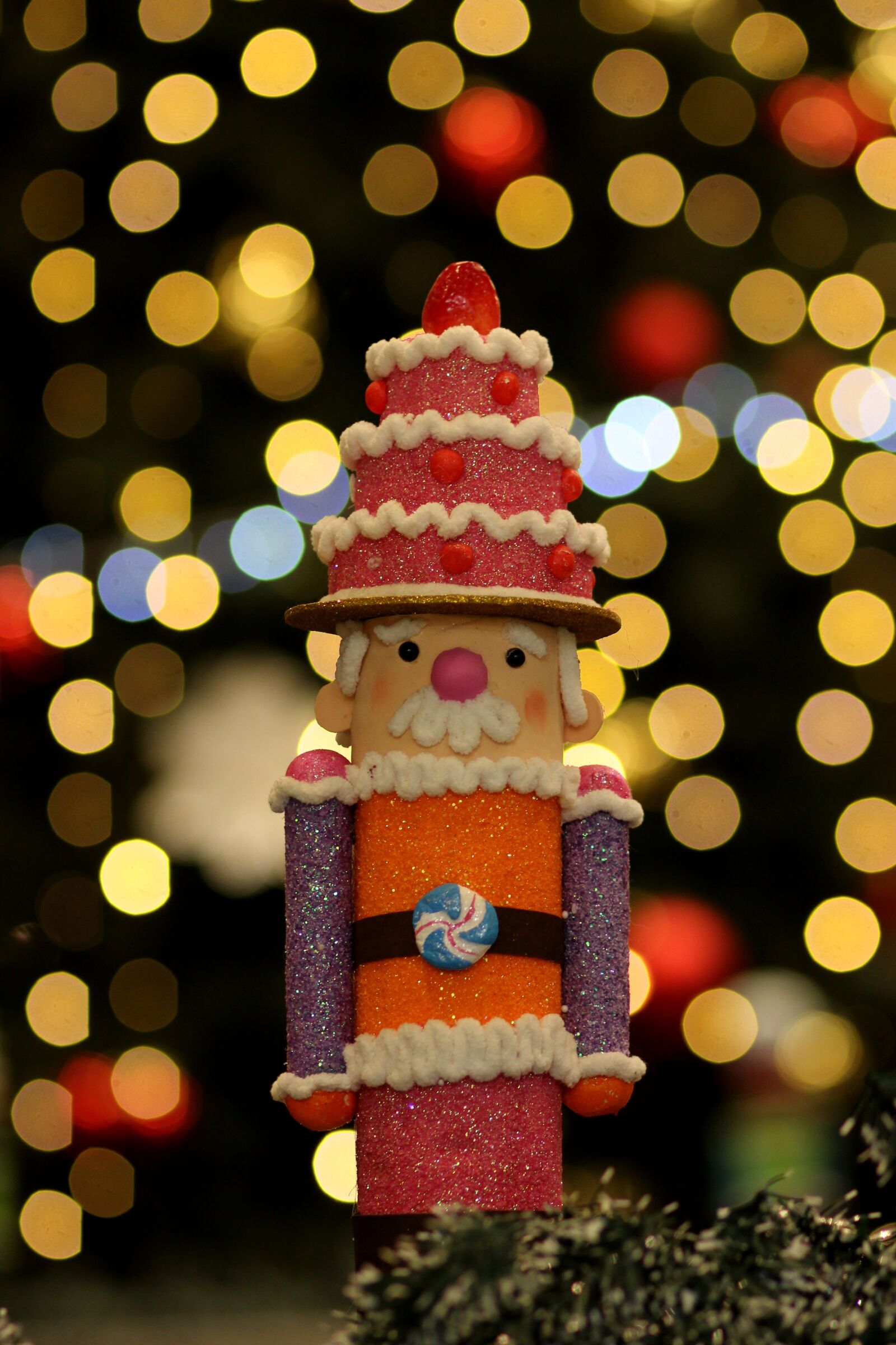 Canon EOS 700D (EOS Rebel T5i / EOS Kiss X7i) + Canon EF 85mm F1.8 USM sample photo. Figurine, winter, lights photography
