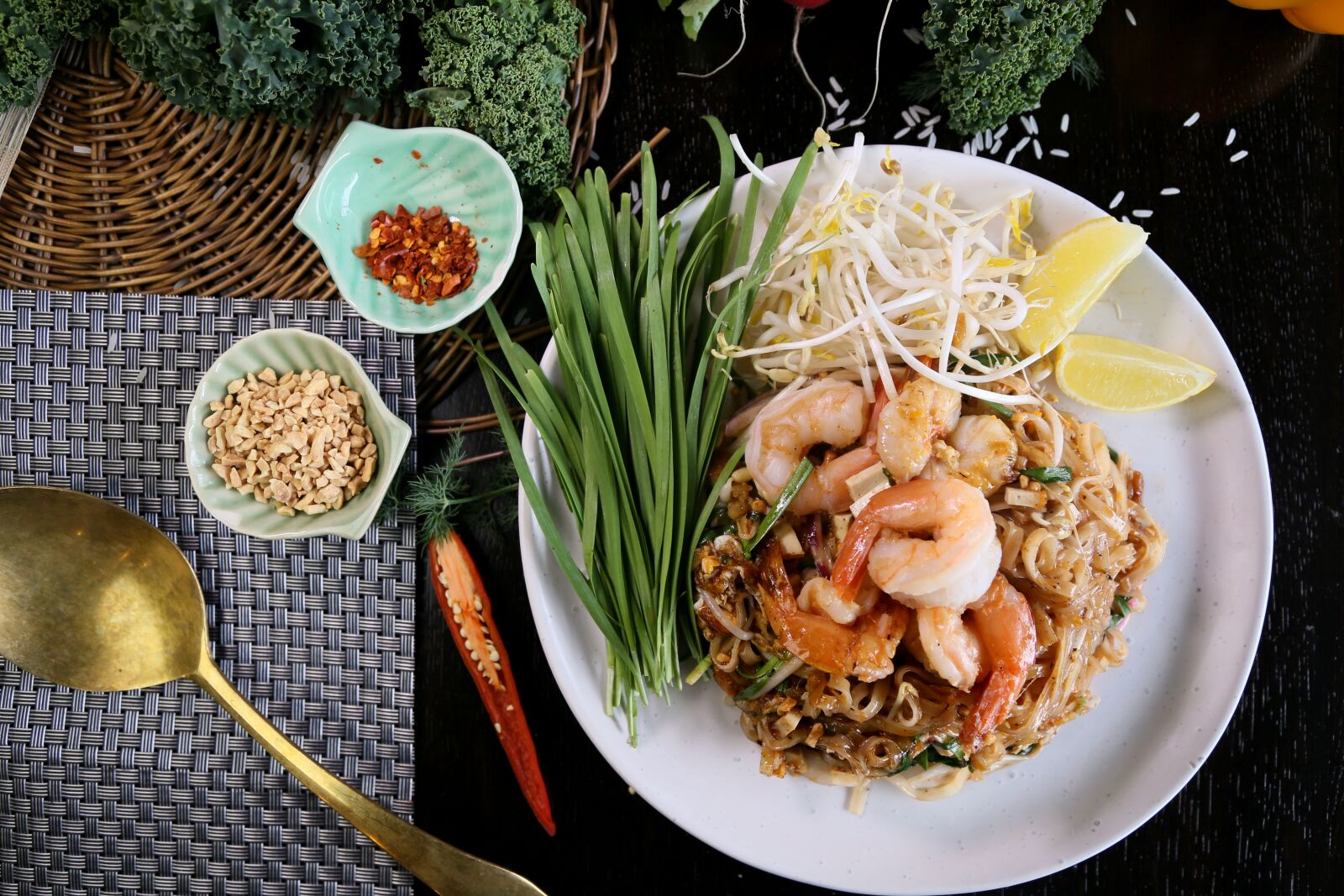 Canon EOS 6D + Canon EF 24-105mm F4L IS USM sample photo. Pad thai, pad thai photography