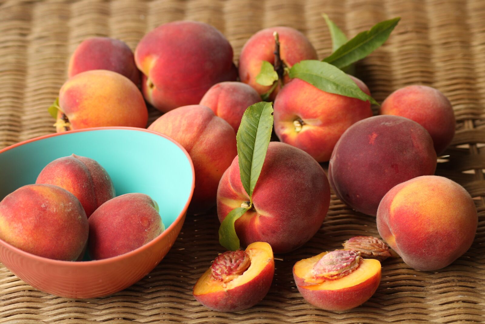 Canon EOS 1200D (EOS Rebel T5 / EOS Kiss X70 / EOS Hi) sample photo. Peaches, fruit, vitamins photography