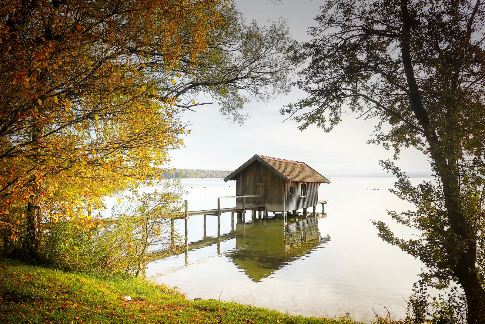 Panasonic Lumix DMC-GX7 sample photo. Web, boat house, jetty photography