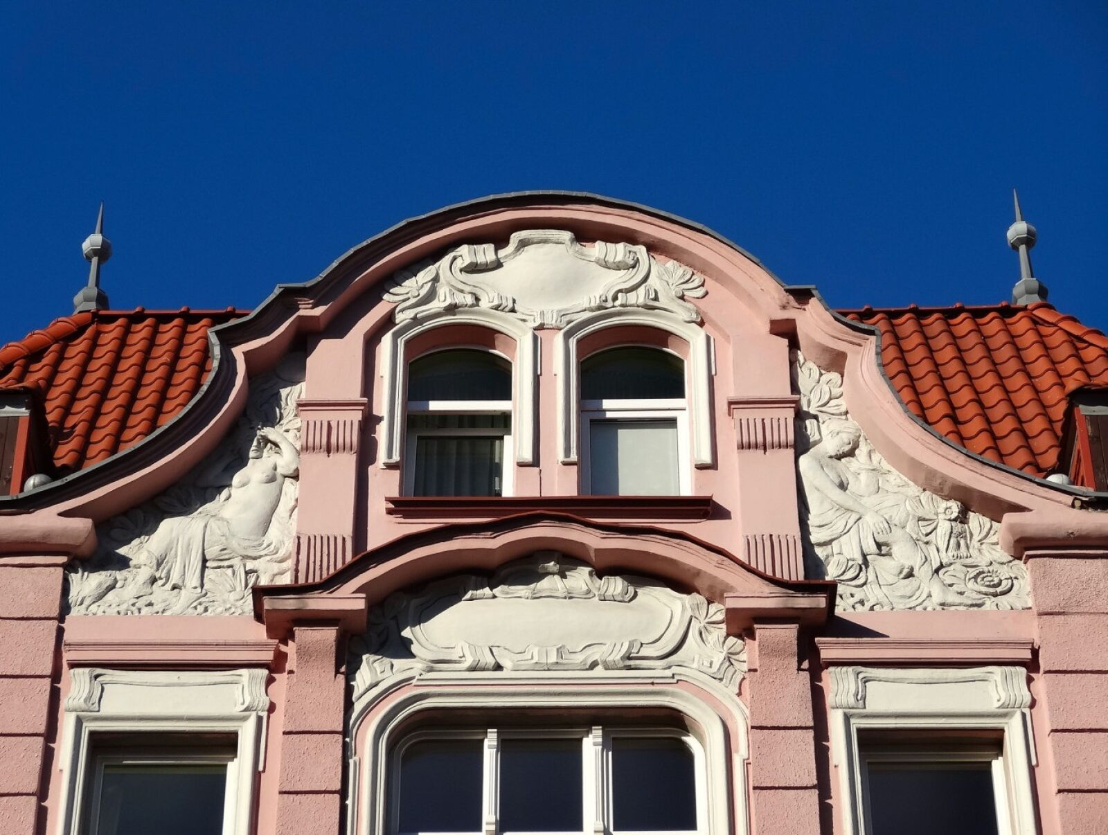 Sony Cyber-shot DSC-HX20V sample photo. Gable, pediment, architecture photography