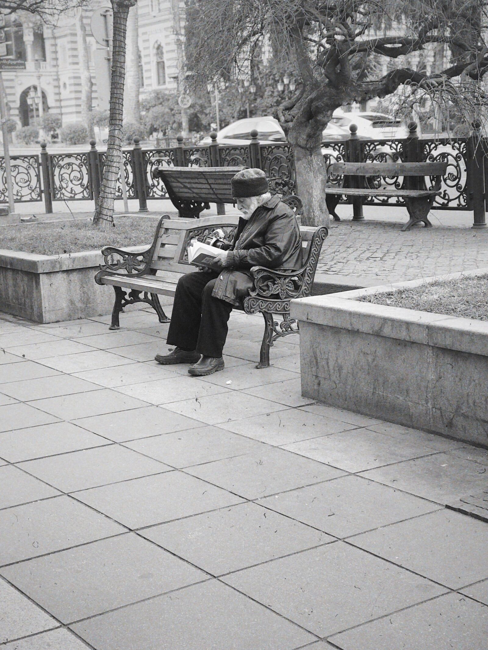 Apple iPhone 7 Plus sample photo. Old, man, reading photography