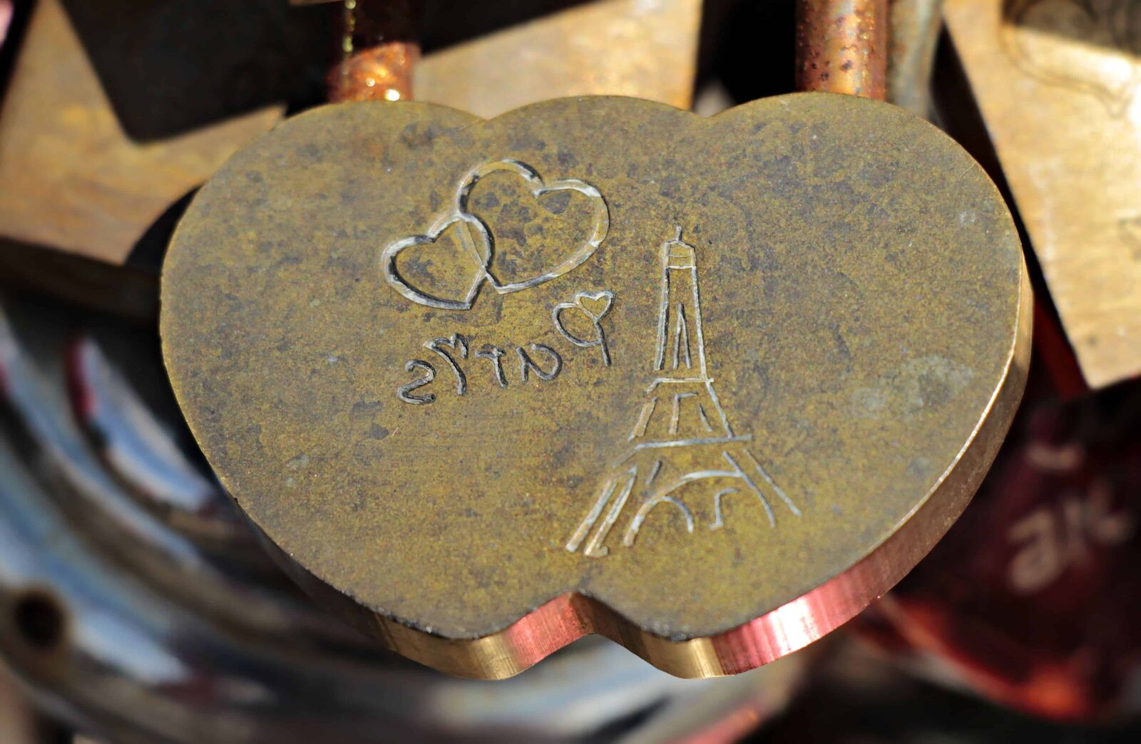 Canon EOS 100D (EOS Rebel SL1 / EOS Kiss X7) sample photo. Metal, heart, object, tower photography