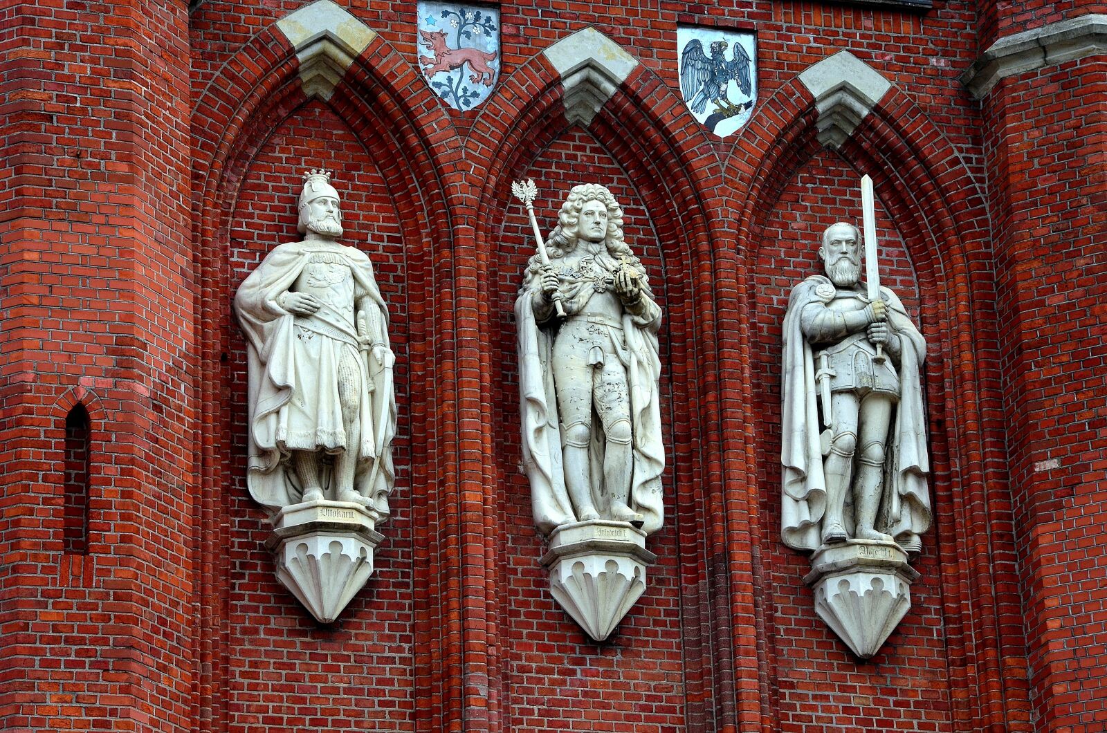 Nikon D5100 sample photo. Sculpture, wall, monument photography