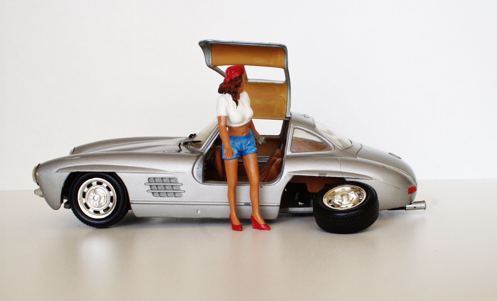 Sony DT 18-70mm F3.5-5.6 sample photo. Model car, car breakdown photography