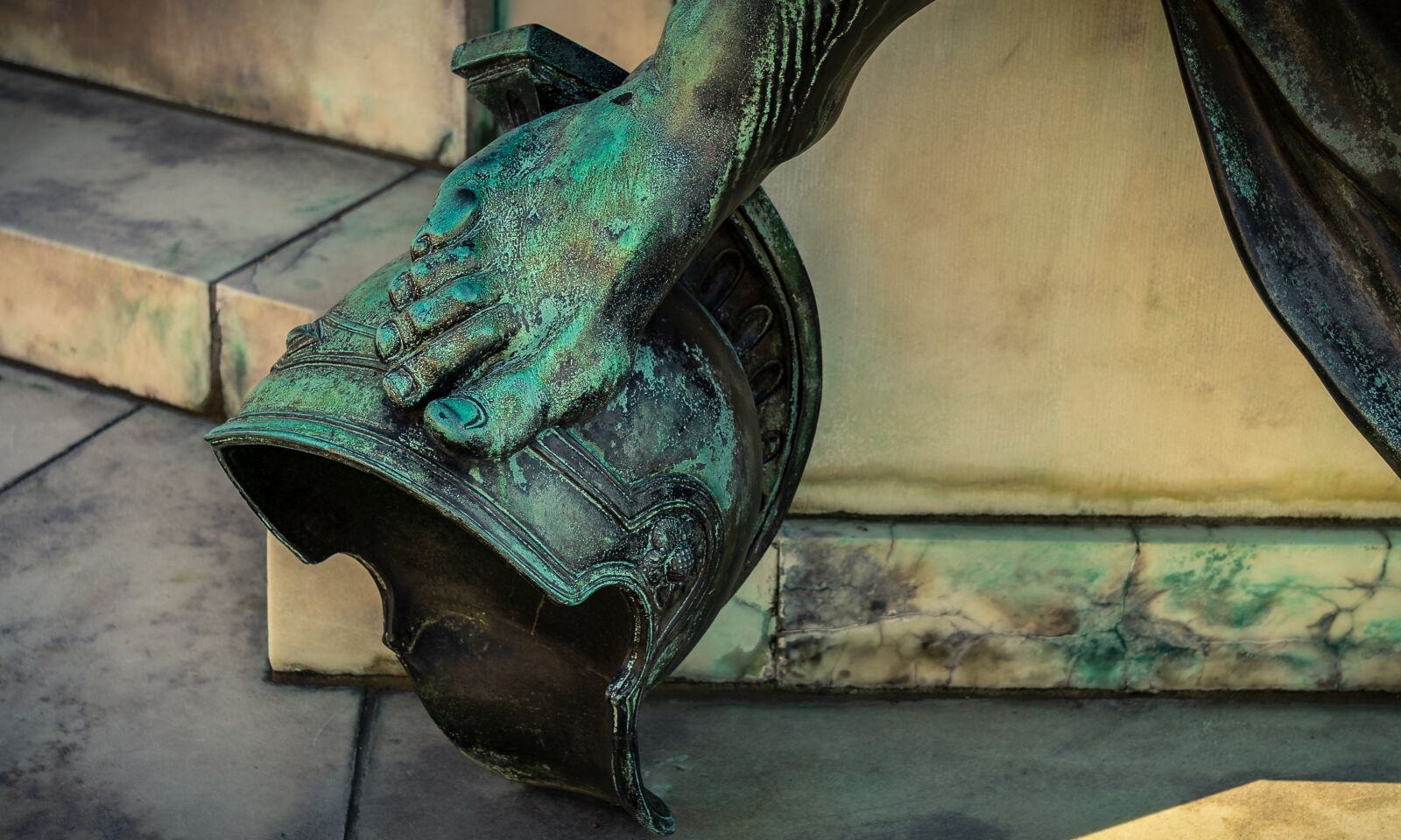 Sony E 55-210mm F4.5-6.3 OSS sample photo. Monument, stature, foot photography