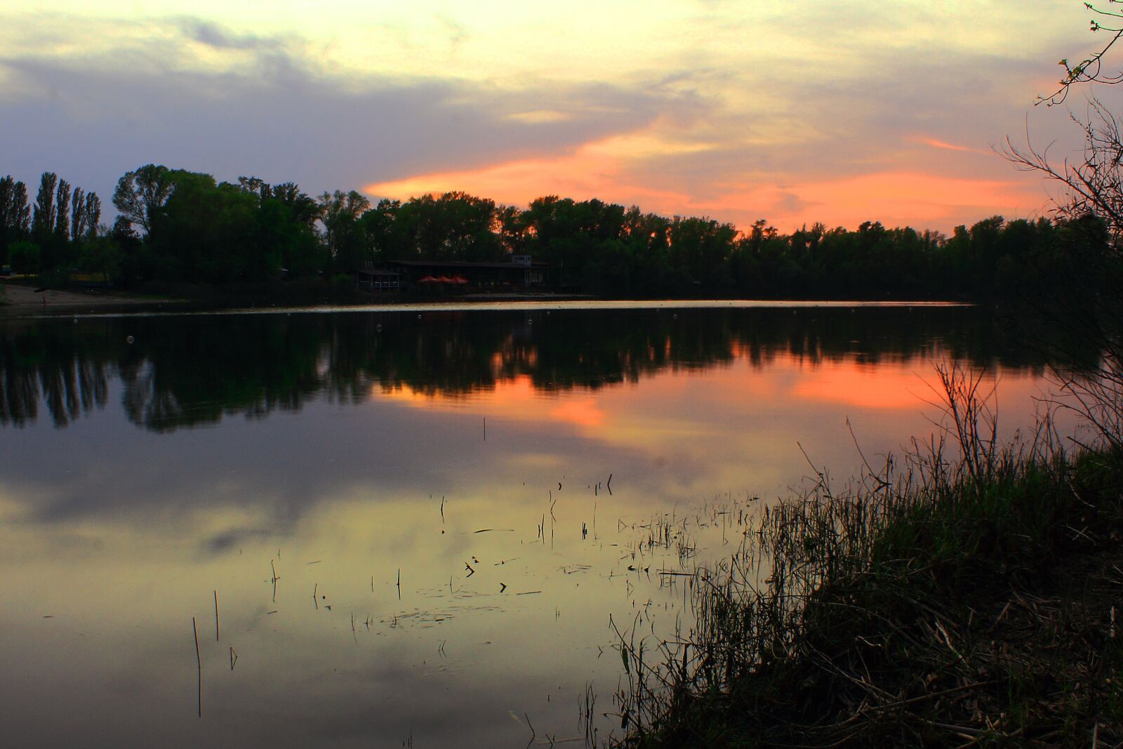 Canon EOS 550D (EOS Rebel T2i / EOS Kiss X4) sample photo. Reflection, lake, dawn photography