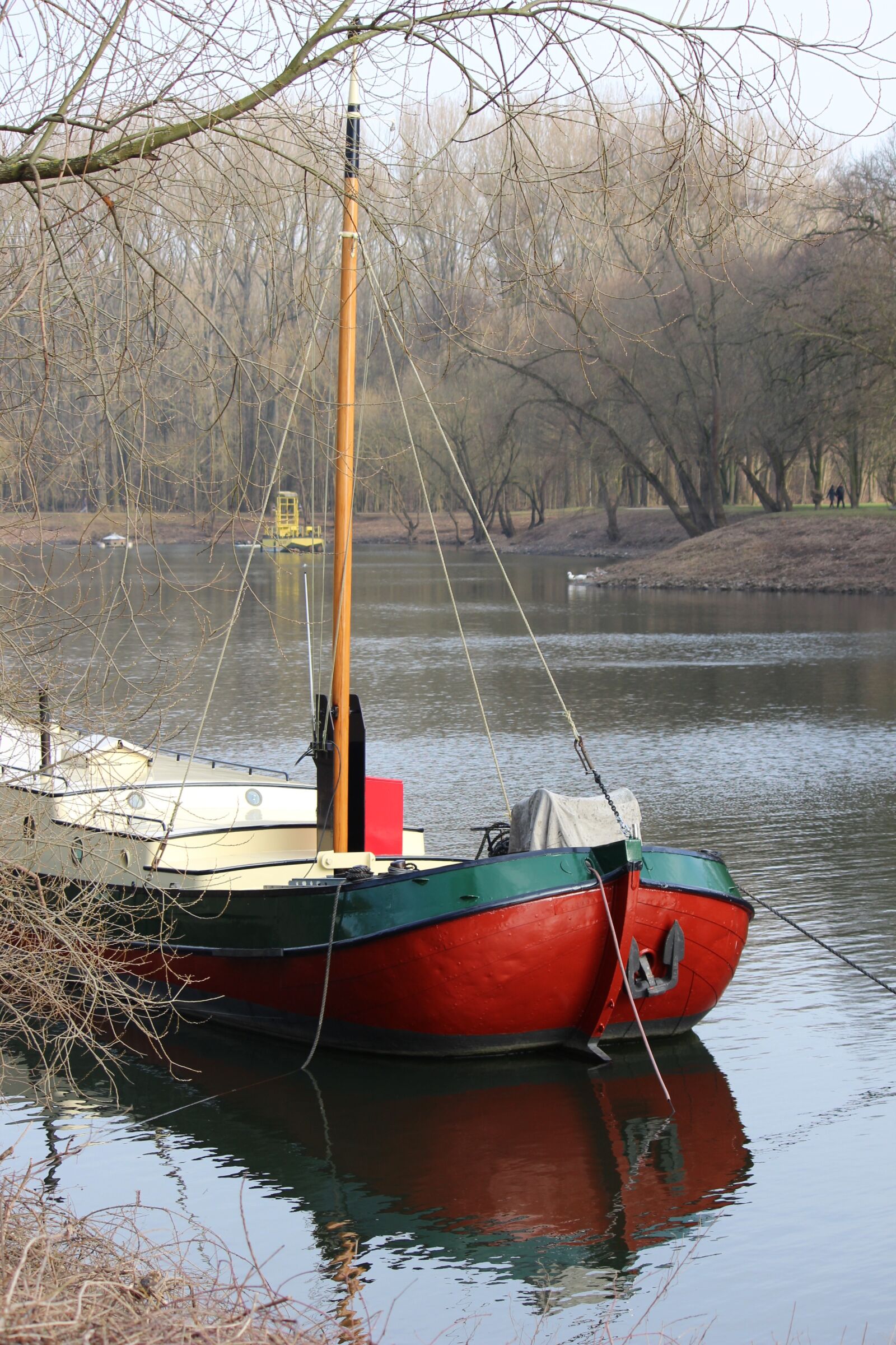 Canon EOS 600D (Rebel EOS T3i / EOS Kiss X5) sample photo. Waters, boat, reflection photography