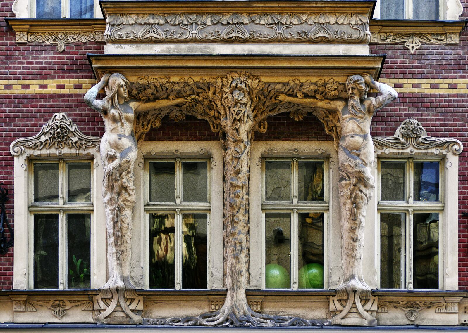 Panasonic Lumix DMC-FZ1000 sample photo. Art nouveau, facade, detail photography