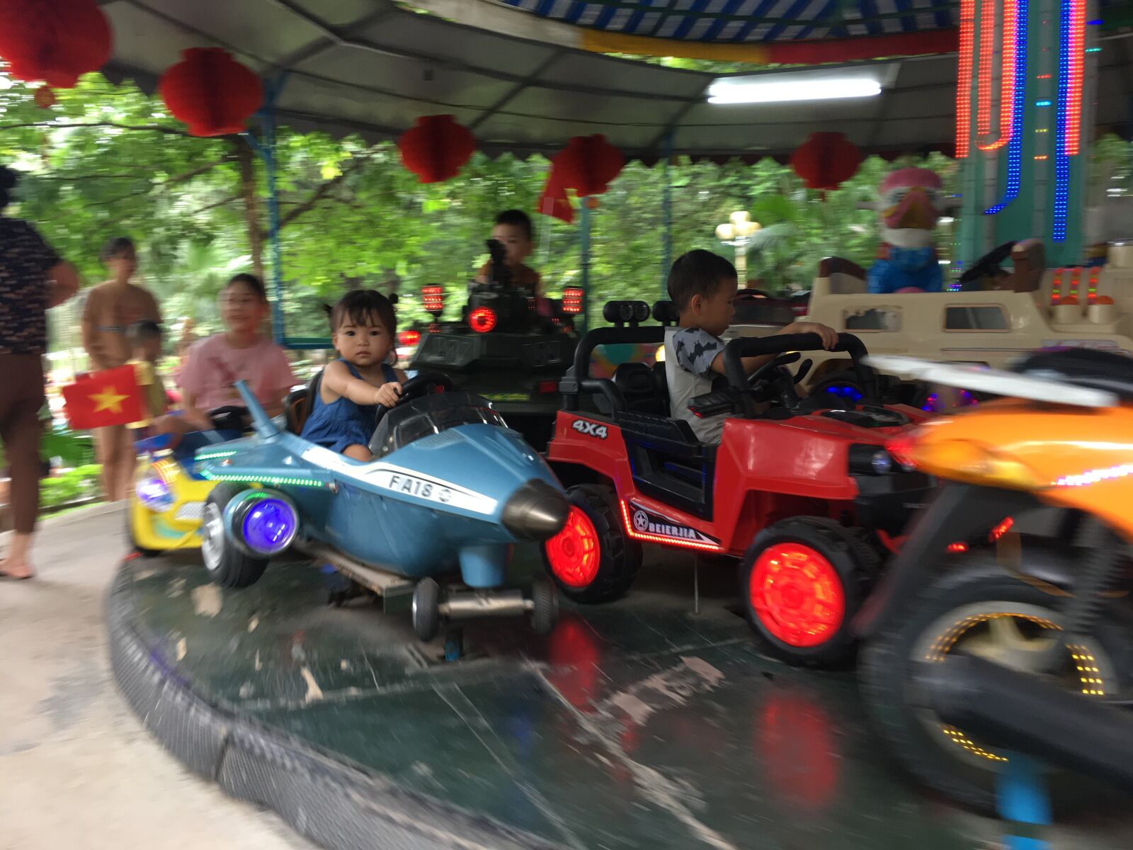 iPhone 6s Plus back camera 4.15mm f/2.2 sample photo. Cute girl, park, happy photography