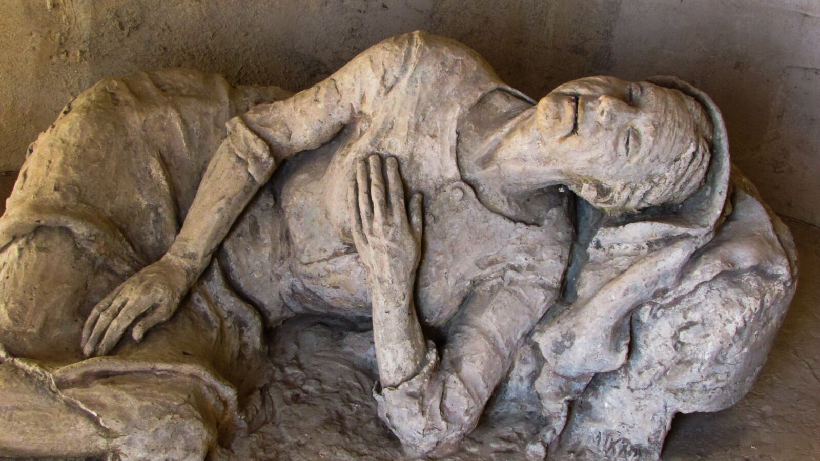 Canon PowerShot SX400 IS sample photo. Refugee, old woman, sculpture photography