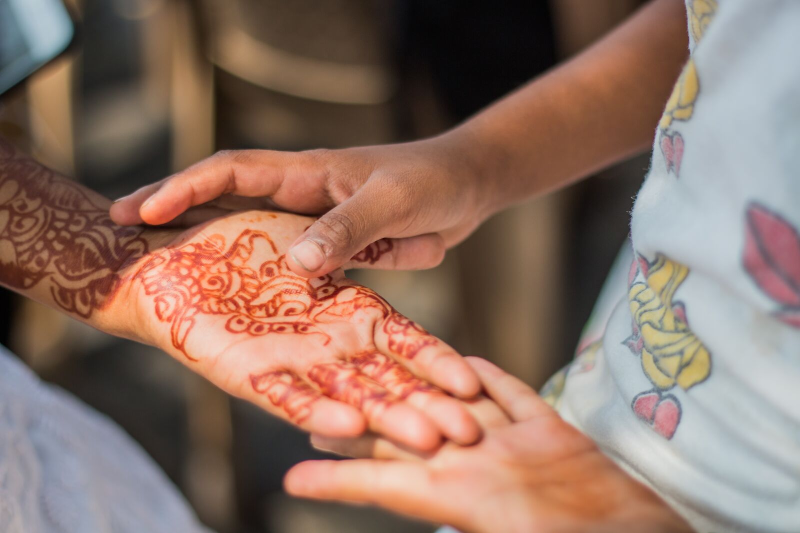 Canon EOS 70D + Canon EF 50mm F1.8 II sample photo. Hands, henna, tattoo photography