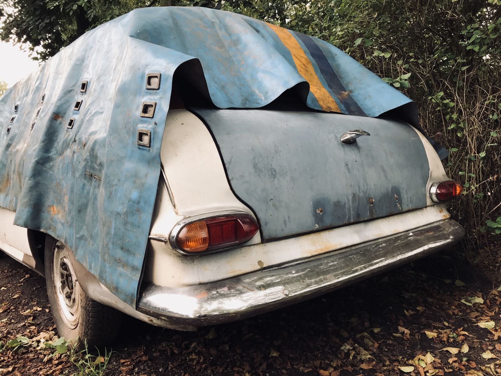 iPhone 7 back camera 3.99mm f/1.8 sample photo. Car, old, car, rusty photography