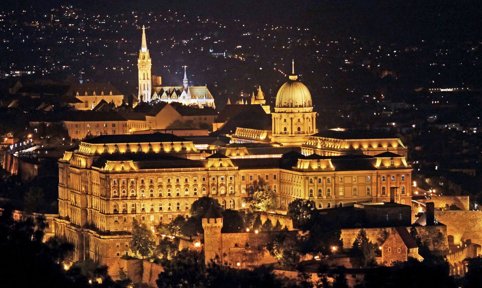 Panasonic Lumix DMC-GH3 sample photo. Budapest, royal palace, matthias photography