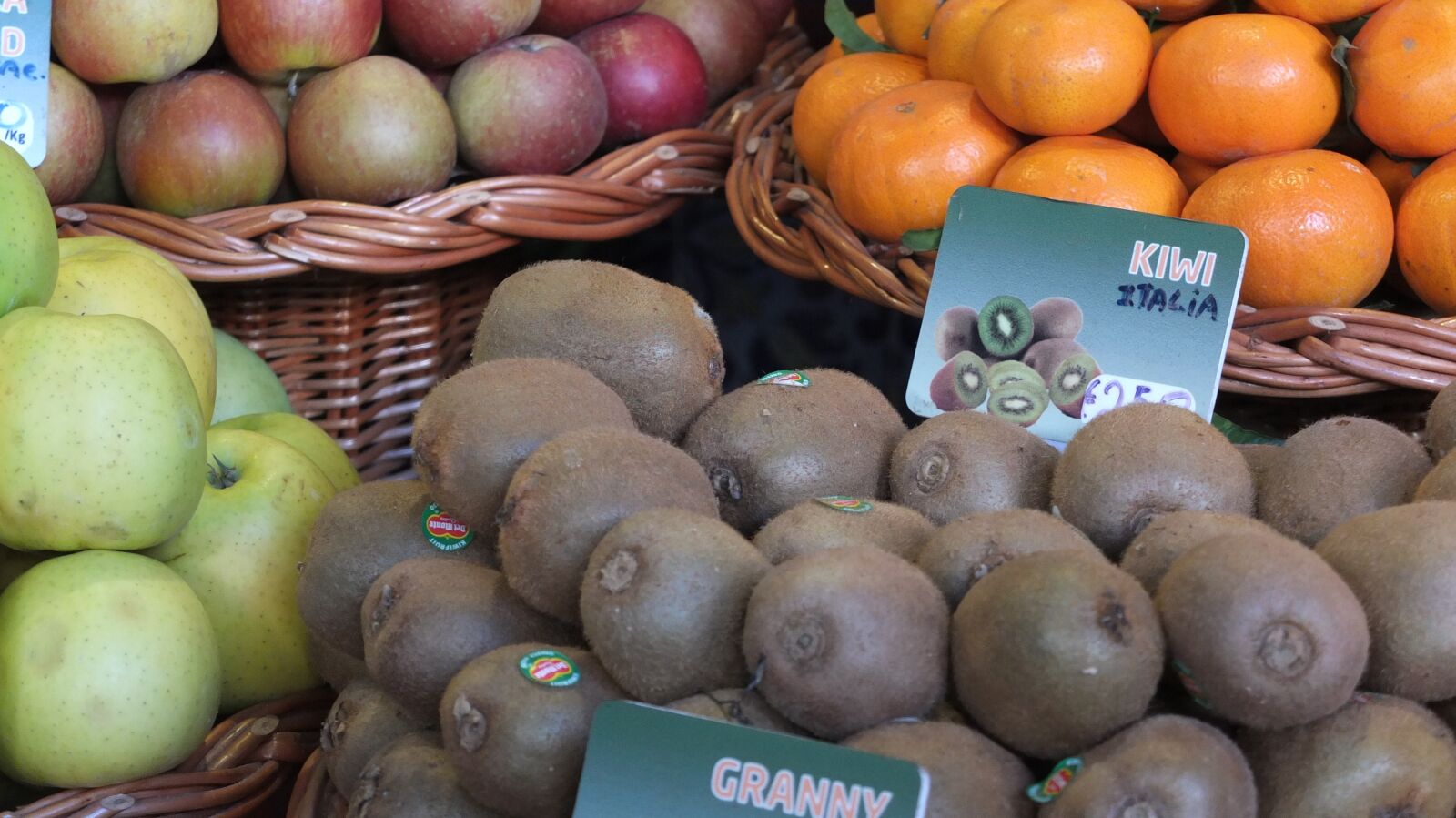 Fujifilm X10 sample photo. Kiwi, fruit, fresh photography
