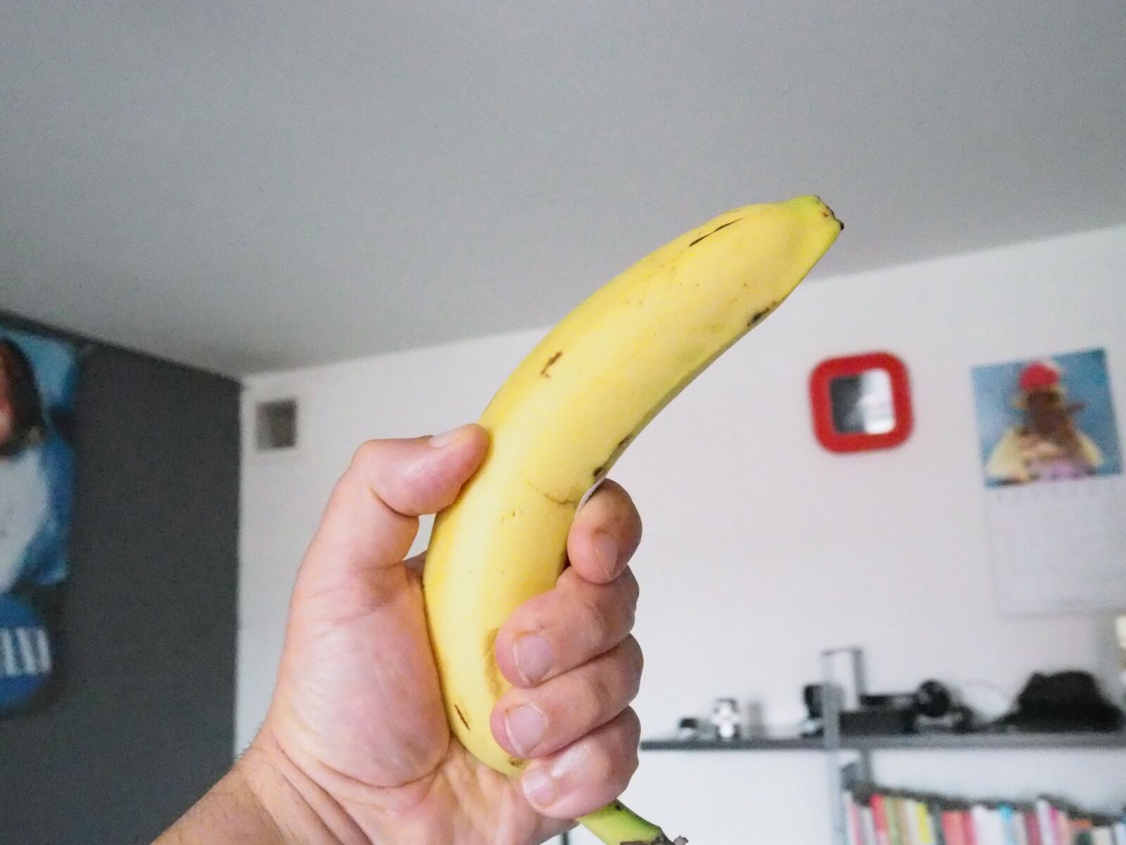Olympus OM-D E-M5 II + Olympus M.Zuiko Digital 17mm F1.8 sample photo. Banana, hand, movement 3 photography