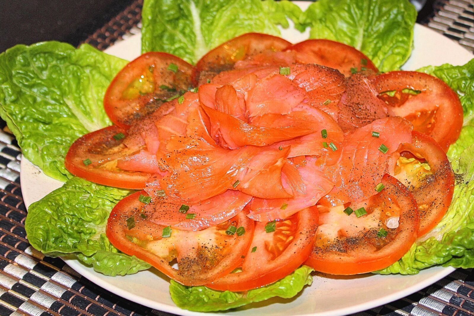 Canon EOS 600D (Rebel EOS T3i / EOS Kiss X5) sample photo. Salmon, smoked salmon, tomatoes photography