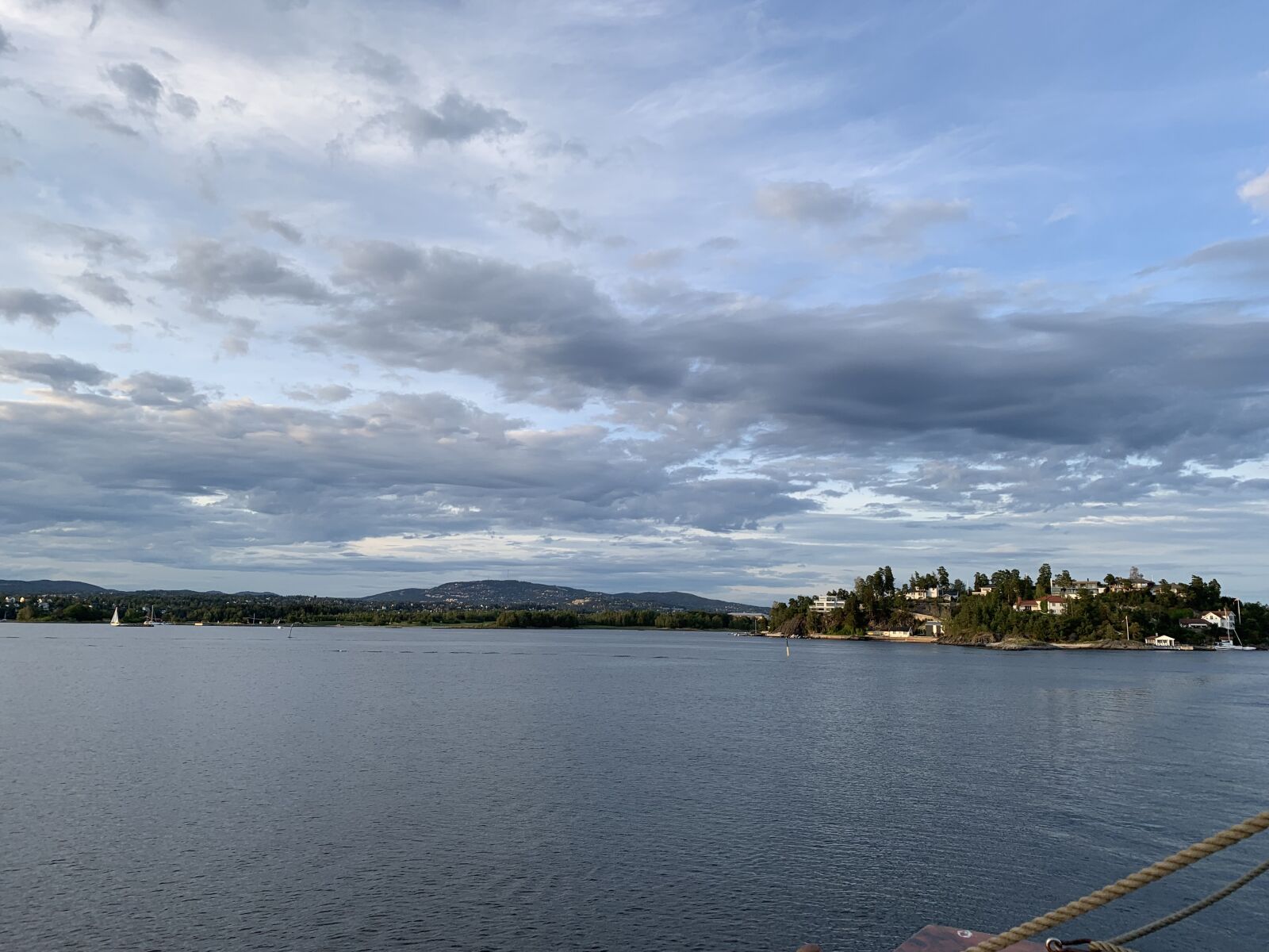 iPhone XR back camera 4.25mm f/1.8 sample photo. Oslo, fiordo, atardecer photography