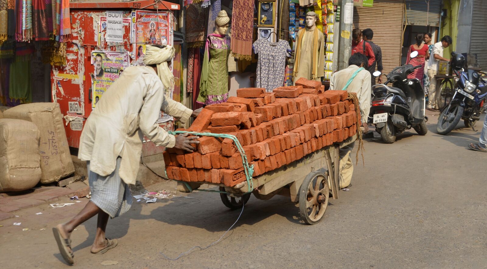 Nikon D5100 sample photo. Street life, street, delhi photography