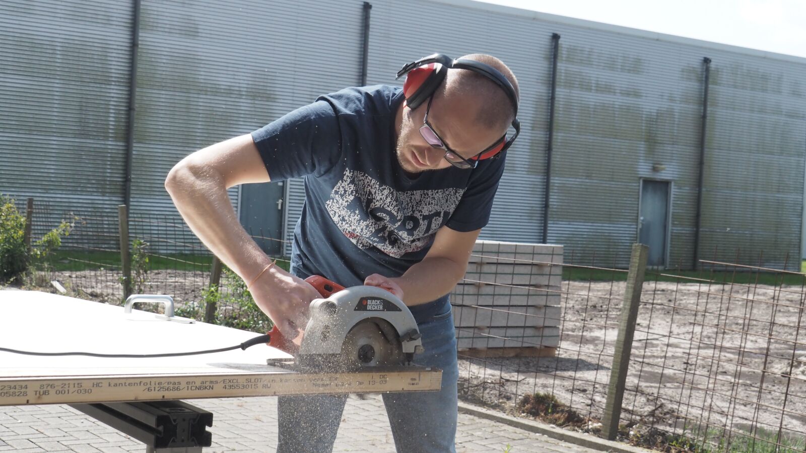 Olympus OM-D E-M5 II sample photo. Man, jobs, saw photography