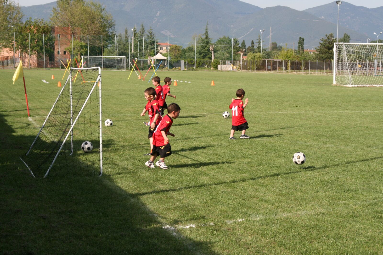 Canon EOS 400D (EOS Digital Rebel XTi / EOS Kiss Digital X) sample photo. Football, children, game photography