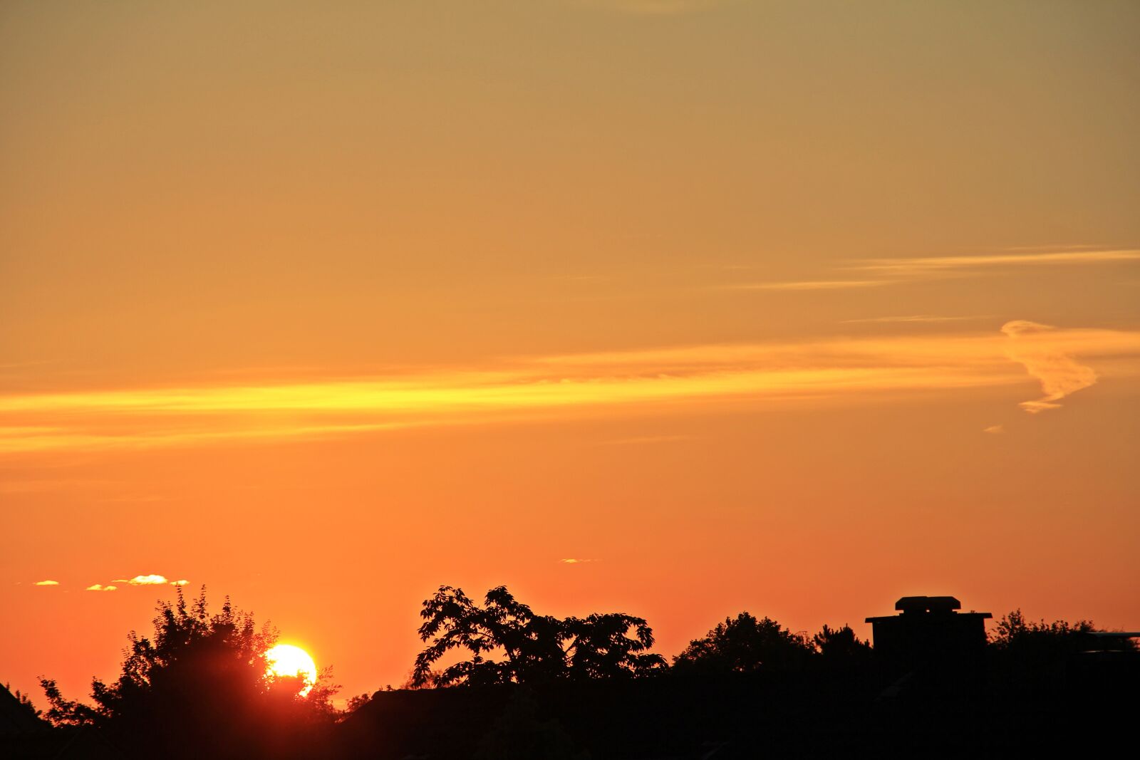Canon EOS 550D (EOS Rebel T2i / EOS Kiss X4) sample photo. Sunrise, sky, roofs photography
