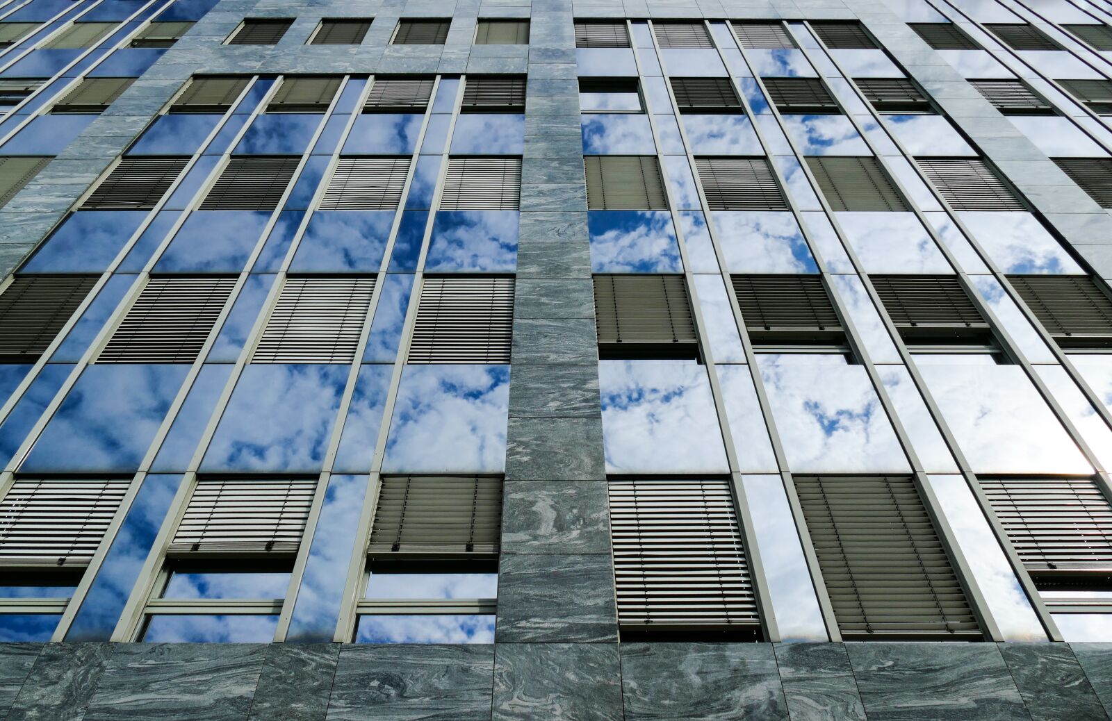 Panasonic Lumix DMC-FZ1000 sample photo. Swpark, nuremberg, facade photography