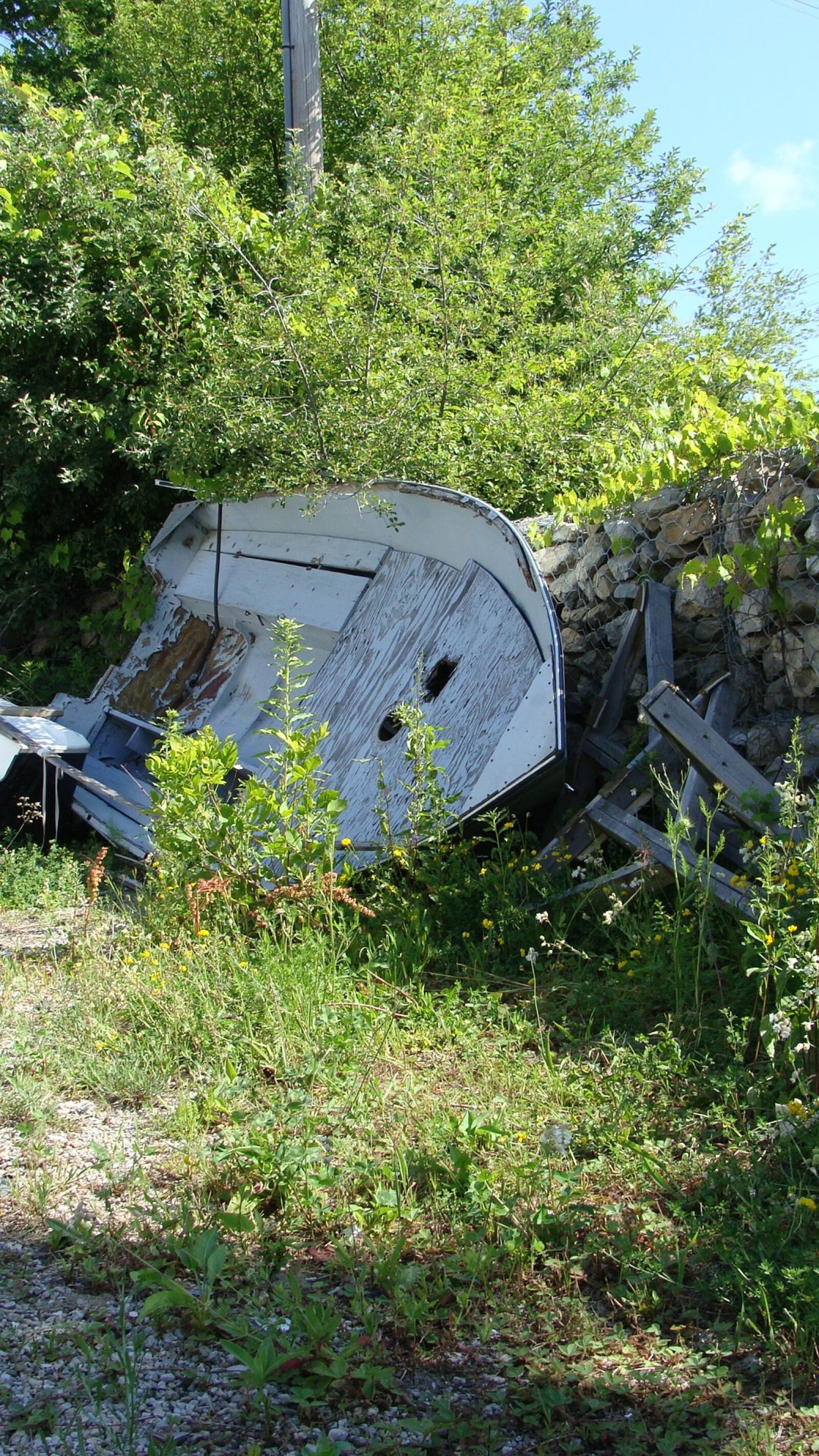 Sony Cyber-shot DSC-H10 sample photo. Boat, damage, broken down photography