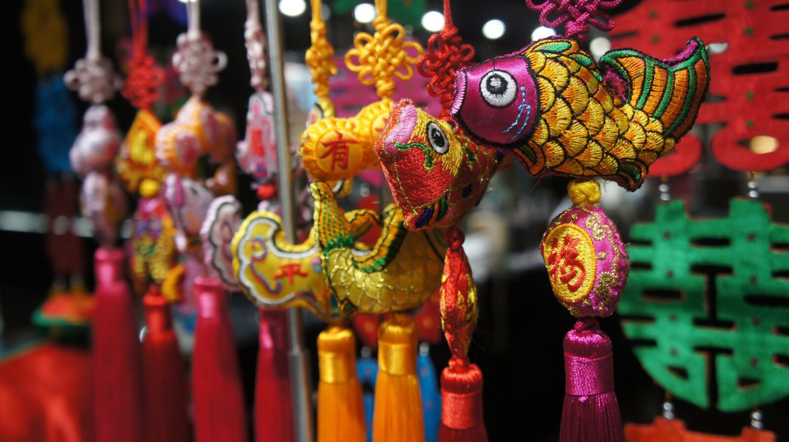 Sony Alpha NEX-3 + Sony E 18-55mm F3.5-5.6 OSS sample photo. Fish, crafts, colors photography