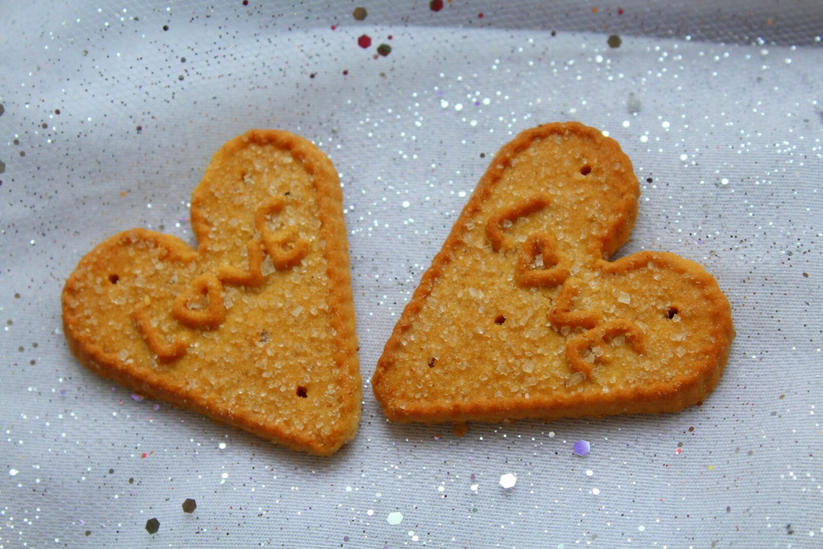 Canon EOS 1200D (EOS Rebel T5 / EOS Kiss X70 / EOS Hi) sample photo. Heart, cookies, emotions photography