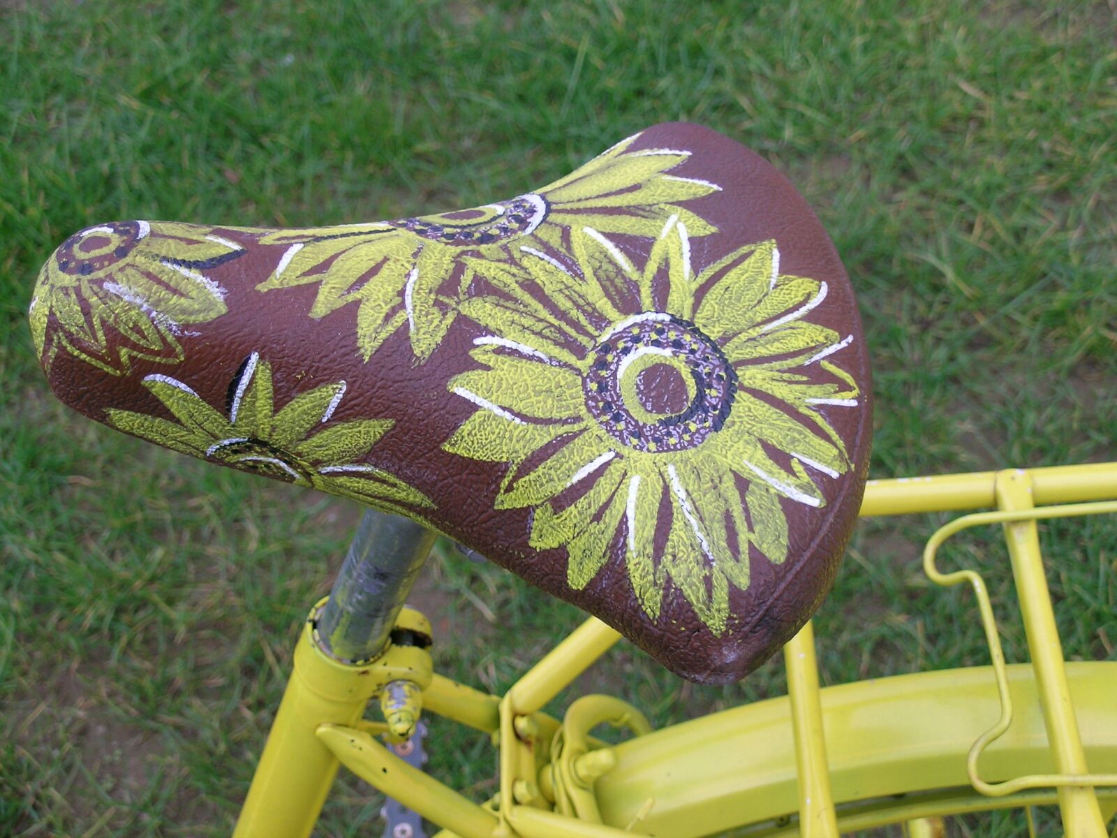Nikon E5400 sample photo. Saddle, bicycle, flowers photography