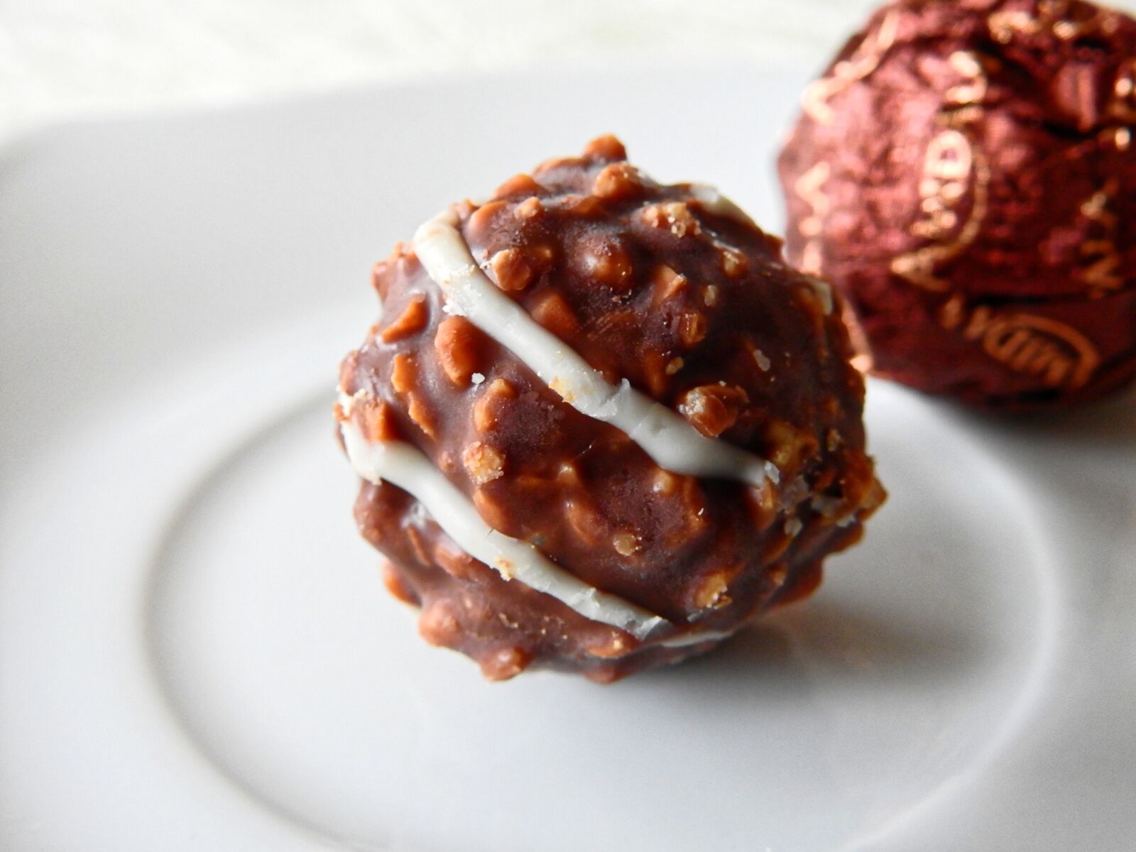 Nikon Coolpix P900 sample photo. Sweetness, nibble, chocolate photography