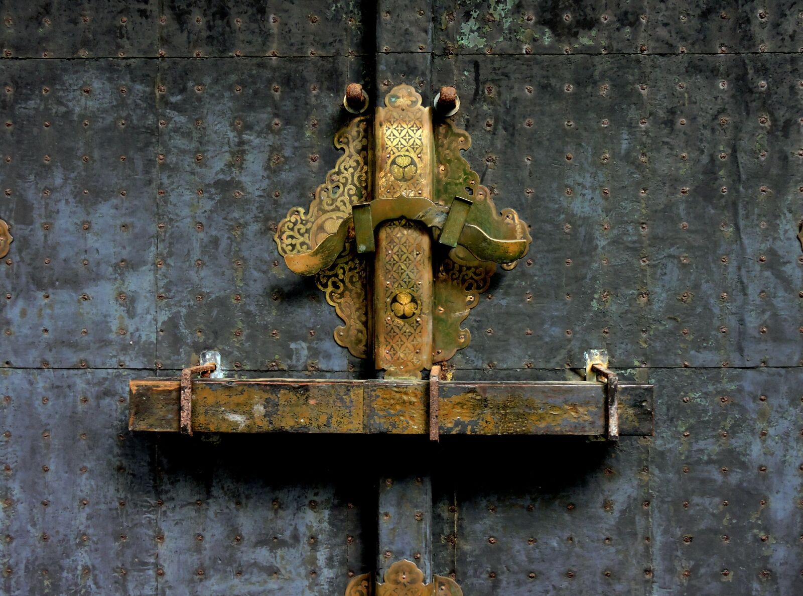 Nikon Coolpix P600 sample photo. Doors, lock, latch photography