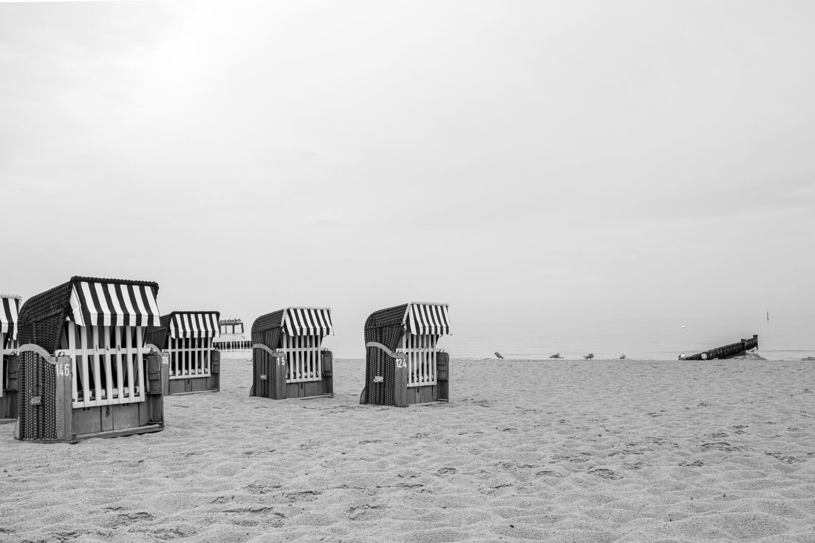 Fujifilm X-T2 + Fujifilm XF 18-55mm F2.8-4 R LM OIS sample photo. Beach, sand, beach chair photography