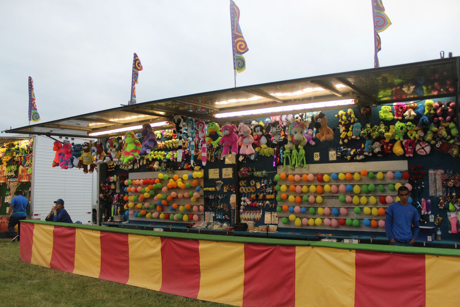 Canon EOS 1200D (EOS Rebel T5 / EOS Kiss X70 / EOS Hi) sample photo. Carnival, balloon, carny photography