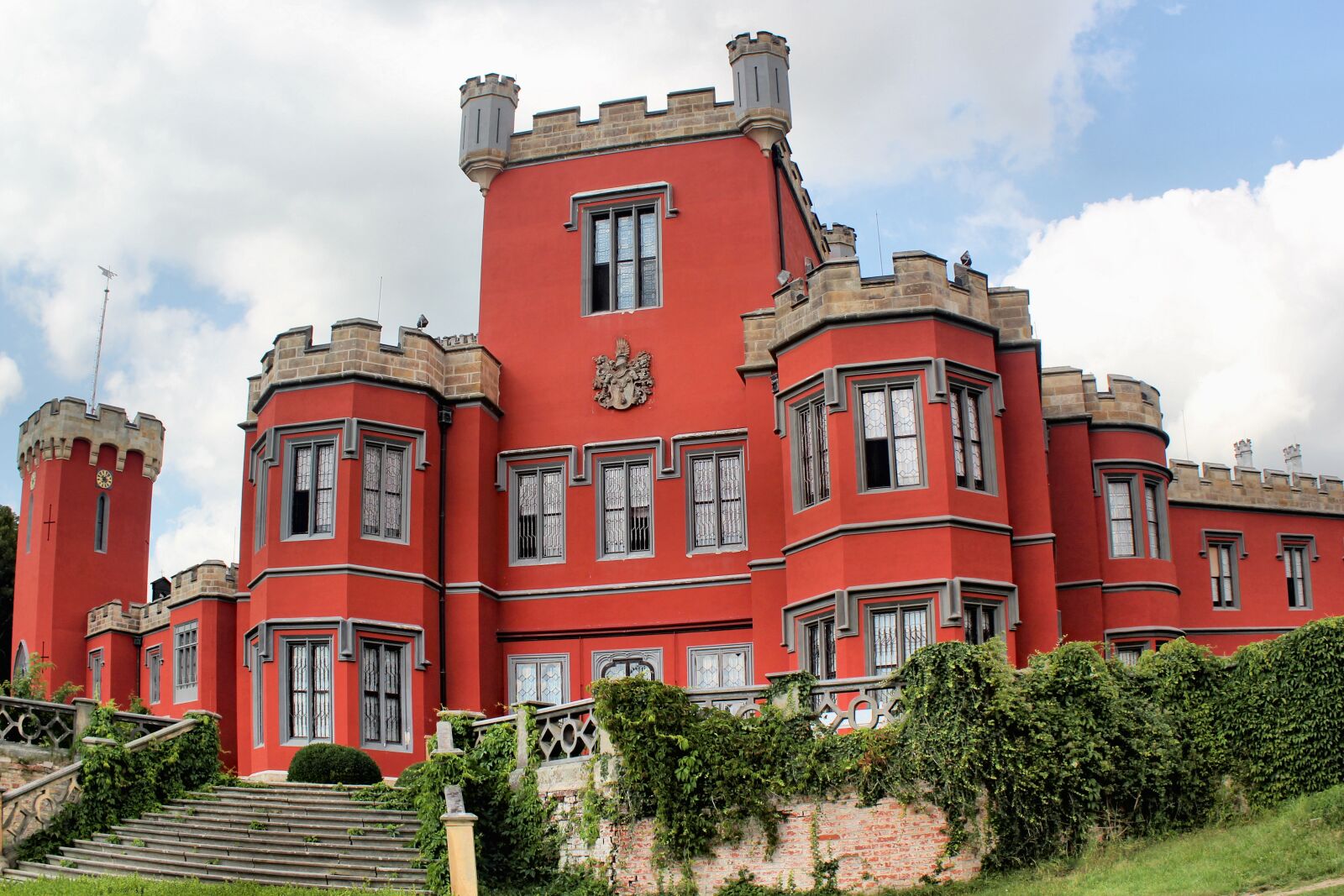 Canon EOS 550D (EOS Rebel T2i / EOS Kiss X4) sample photo. Castle, gothic, building photography