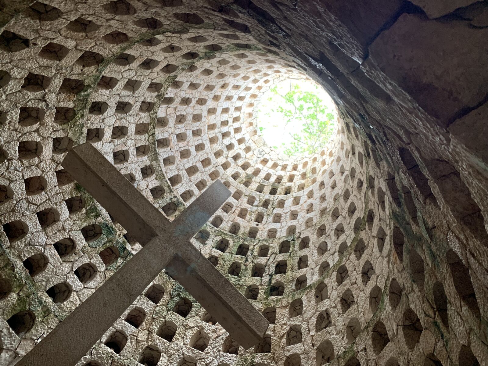 Apple iPhone XR sample photo. Cruz, temple, brick photography