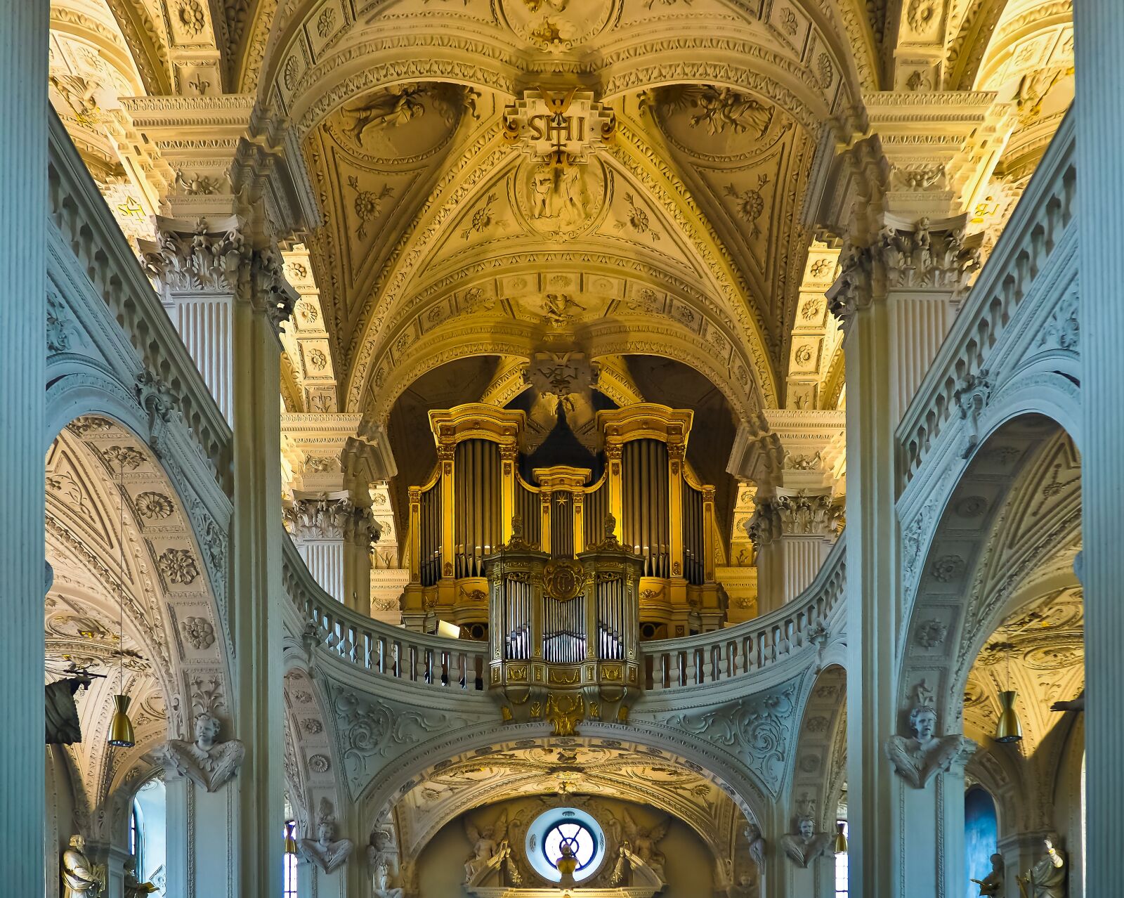 Olympus OM-D E-M10 sample photo. Architecture, church, vault photography
