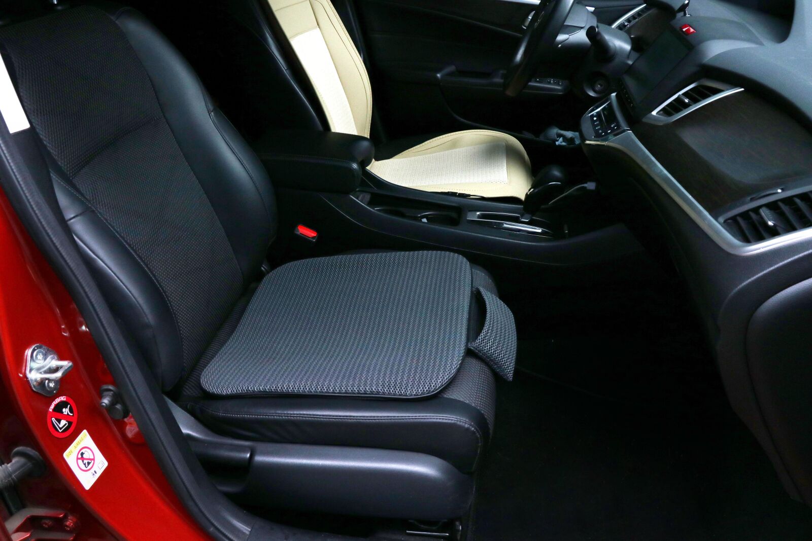 Canon EF-S 18-135mm F3.5-5.6 IS USM sample photo. Automotive, car seat photography