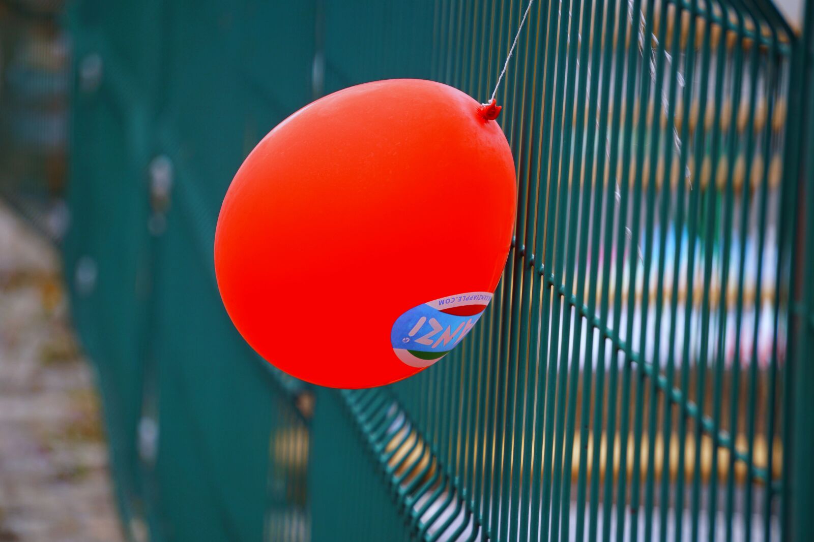 Sony E 55-210mm F4.5-6.3 OSS sample photo. Ballons, couleurs, enfants, jeux photography