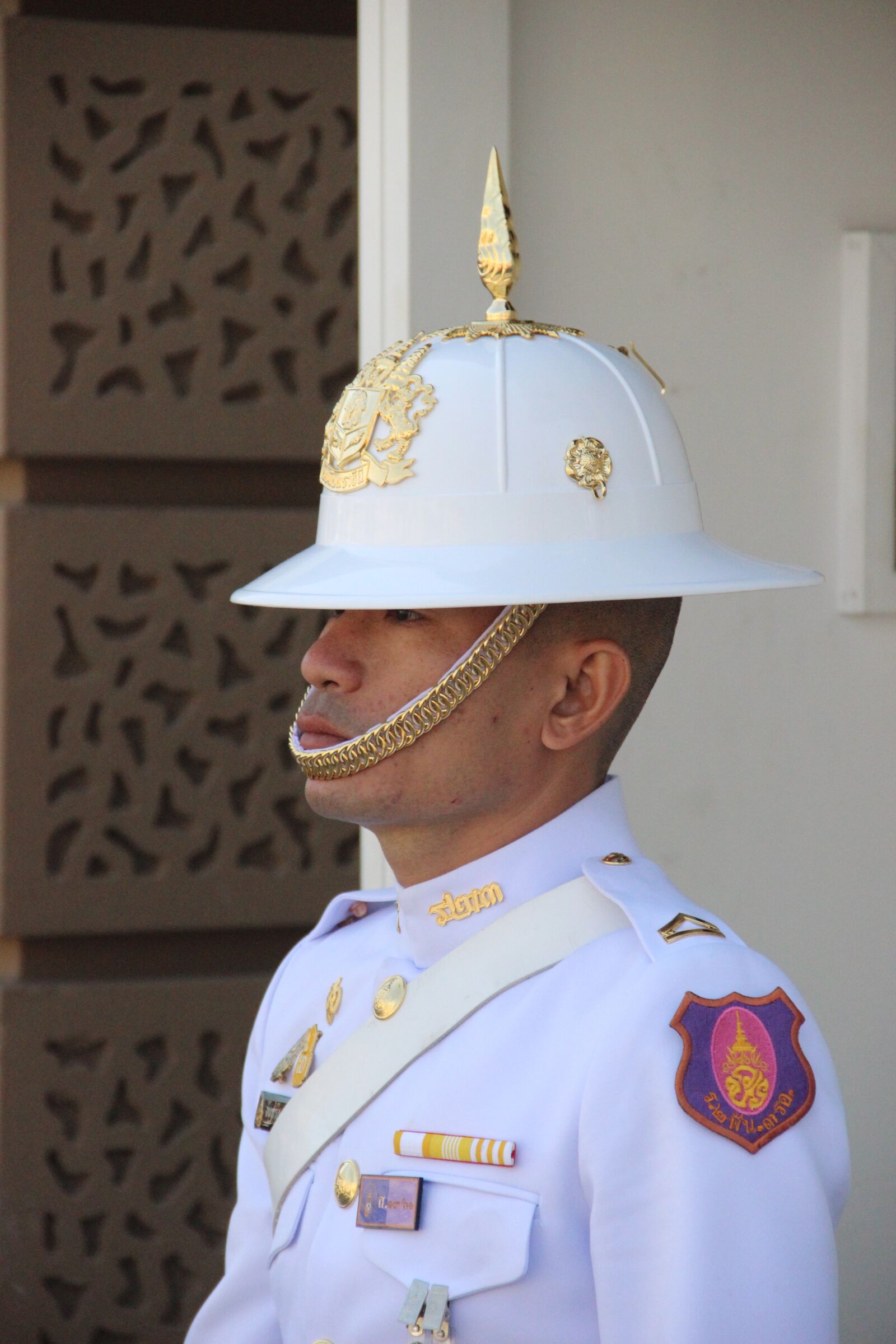 Canon EOS 600D (Rebel EOS T3i / EOS Kiss X5) sample photo. Thailand, guard, real photography